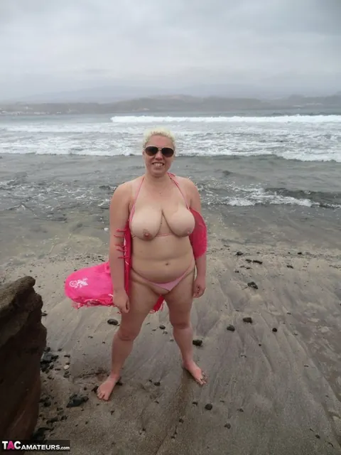 Mature Curvy Blonde Flashes Her Bikini Body at the Beach – photo 13 of 16