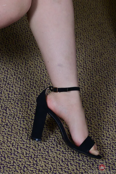 Luna Lust: Latina PAWG Spreads Her Pussy and Shows Her Feet – photo 4 of 21