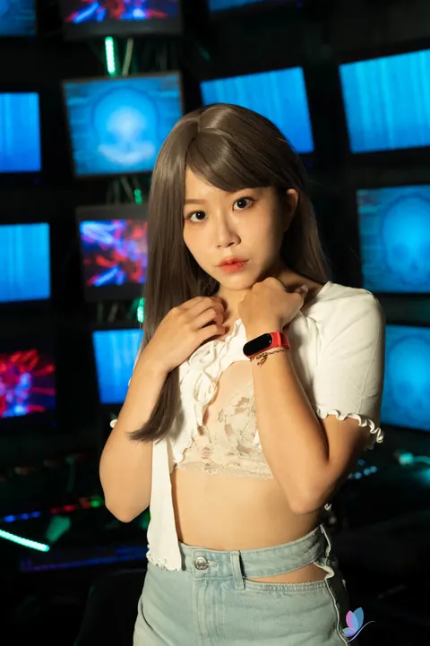 Chinese Beauty with Short Hair Joins an Asian Threesome – photo 4 of 21