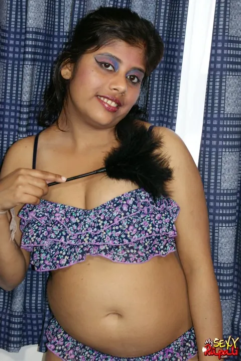 Curvy Indian MILF Peels Off Her Lingerie for Nude Posing – photo 6 of 15