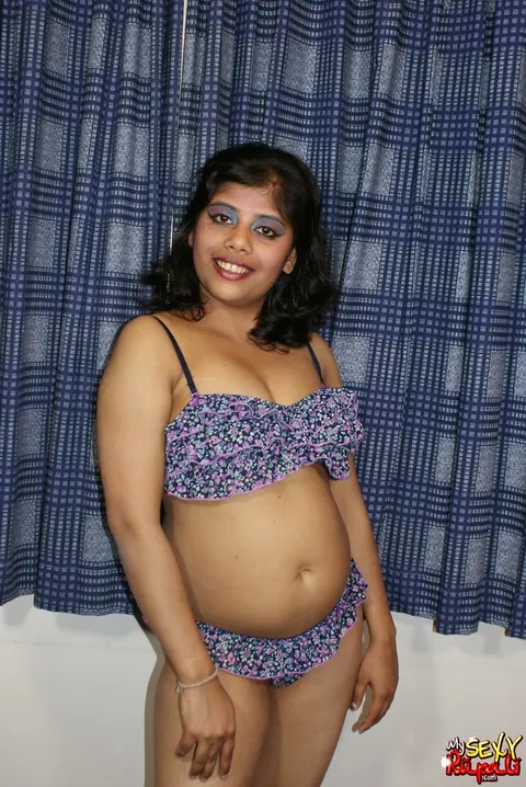 Curvy Indian MILF Peels Off Her Lingerie for Nude Posing – photo 1 of 15