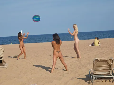 Slim Brunette Undresses and Shows Her Hairy Pussy on Public Beach – photo 9 of 20