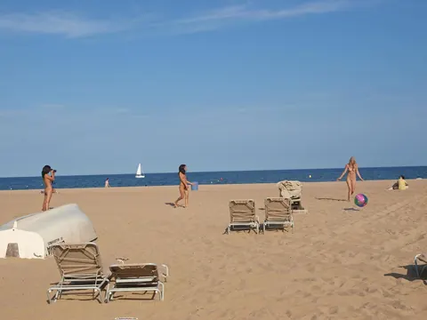 Slim Brunette Undresses and Shows Her Hairy Pussy on Public Beach – photo 8 of 20