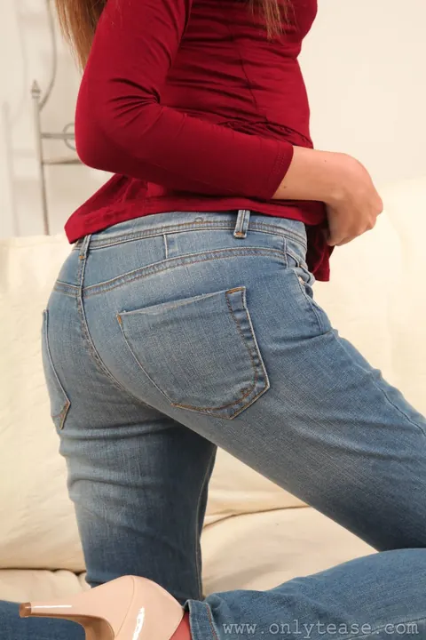 Noemi Kappel: Thick Brunette in Jeans and Stockings Spreads Her Legs Wide – photo 4 of 21