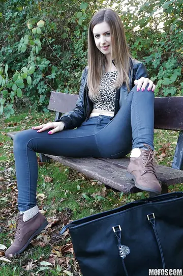 Stella Cox – Busty Italian Brunette Takes Anal Outdoors in Jeans