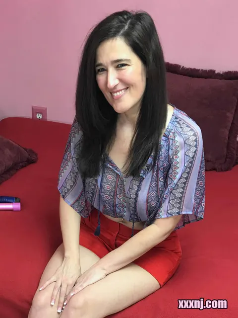 Deliah Dukes: Thick Brunette with Big Tits Fingers Her Pussy and Uses Two Dildos – photo 1 of 16