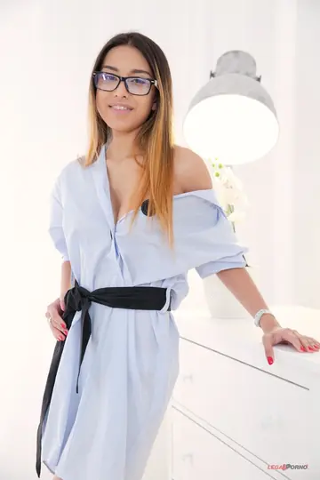 Roxy Lips – Thick Brunette in Glasses Takes Anal Doggy Style and Cum on Her Ass