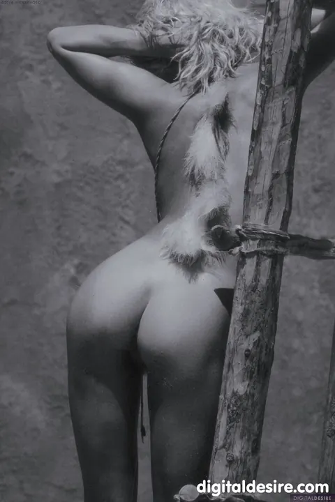 Blonde Woman Strips Nude and Poses in the Forest – photo 18 of 21