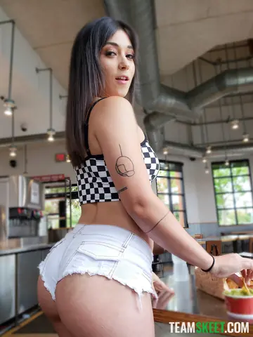 Brooklyn Gray – Curvy Brunette Blows Her Partner in Shorts Before Doggy Sex