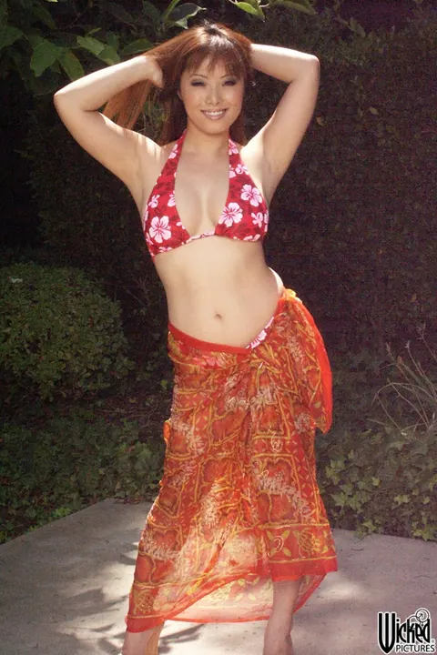 Alexis Amore: Petite Latina MILF Strips Out of Her Bikini Outdoors – photo 3 of 20