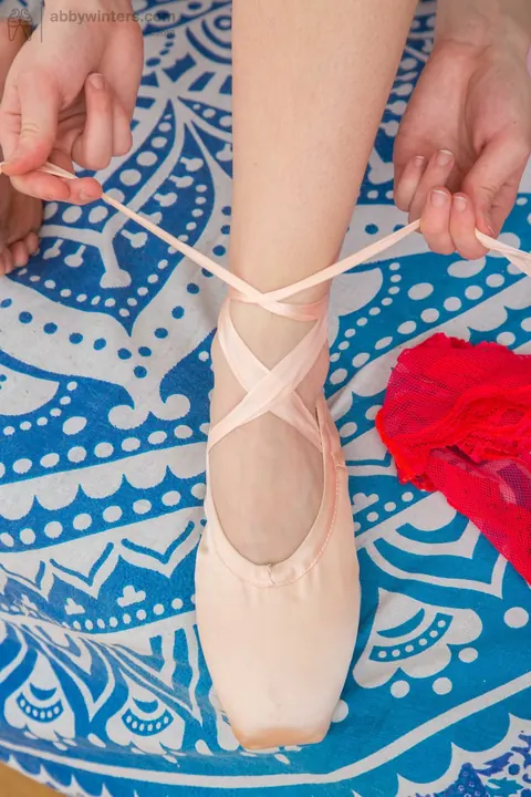 Ballerina Strips Nude and Spreads Wide for the Camera – photo 17 of 21