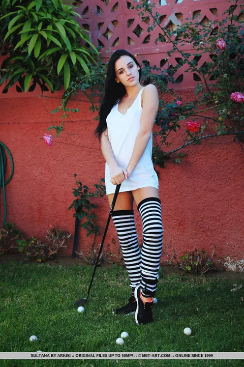 Sultana: European Brunette Strips and Spreads While Golfing in the Garden – photo 1 of 18