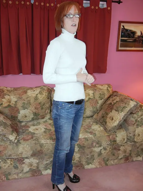 Layla Redd: Redhead in Glasses Strips Out of Her Jeans at the Casting – photo 4 of 20