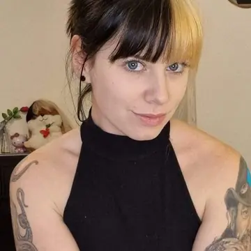 Busty Tattooed MILF in Boots and Shorts Takes Anal in a Threesome Selfie
