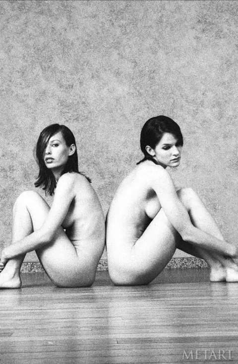 Woman Undresses Fully in Glamour Photo Series – photo 6 of 20