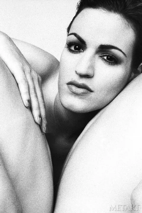 Woman Undresses Fully in Glamour Photo Series – photo 10 of 20
