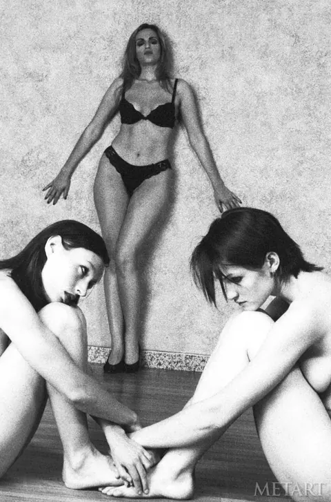 Woman Undresses Fully in Glamour Photo Series – photo 4 of 20