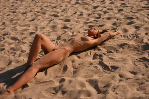 Sonya B: Tanned Brunette Spreads Her Legs on the Beach – photo 2 of 21