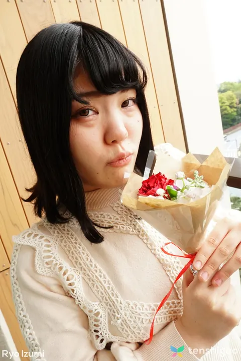 Japanese Brunette Holds a Bouquet in a Skirt – photo 10 of 15