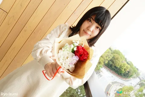 Japanese Brunette Holds a Bouquet in a Skirt – photo 5 of 15