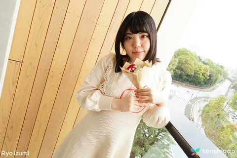 Japanese Brunette Holds a Bouquet in a Skirt – photo 2 of 15