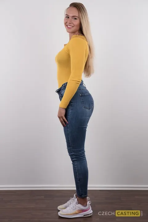 Czech Blonde Strips Out of Her Lingerie and Jeans – photo 4 of 20