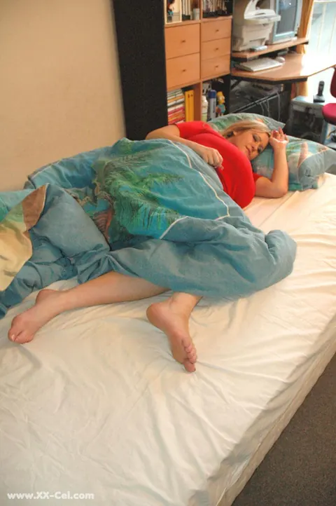 Leah Jayne: British Blonde MILF Flaunts Her Huge Natural Tits in the Bedroom – photo 1 of 21