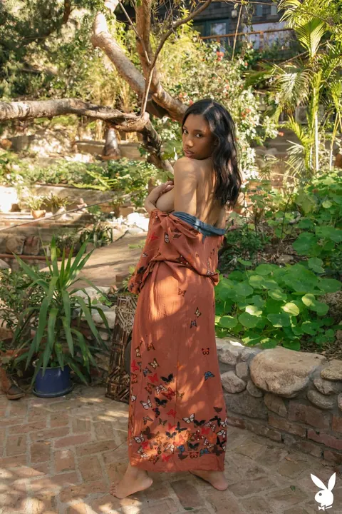 Ebony Babe Bares Her Big Tits in the Forest – photo 4 of 20