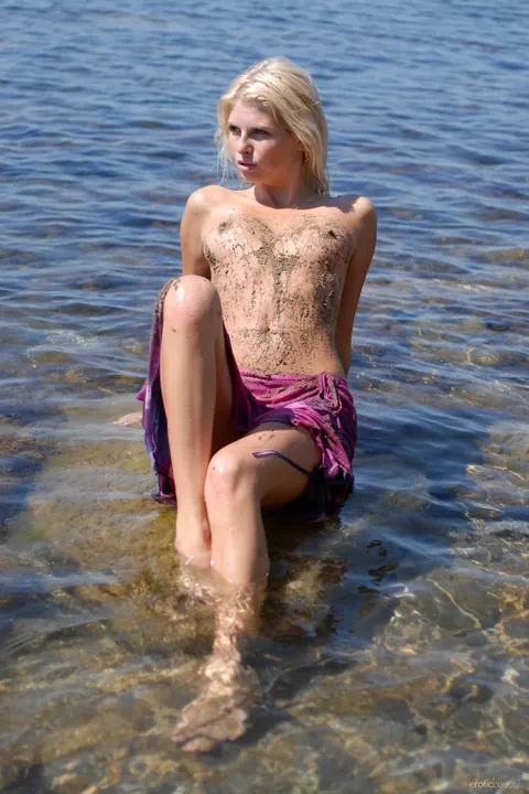 Natashia: Tall Ebony Brunette Poses Nude on the Beach – photo 7 of 21
