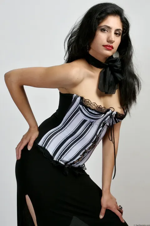 Indian Brunette Teases Her Natural Tits in Lingerie and Heels – photo 2 of 15