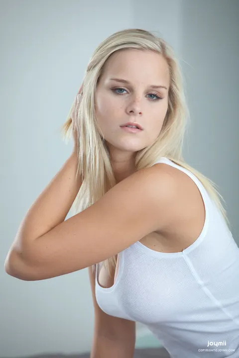 Miela A: Blonde in Socks Strips, Fingers Herself and Kisses Her Partner – photo 5 of 20