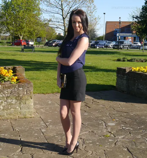 Brunette Adjusts Heels and Spreads Her Legs Outdoors – photo 9 of 16