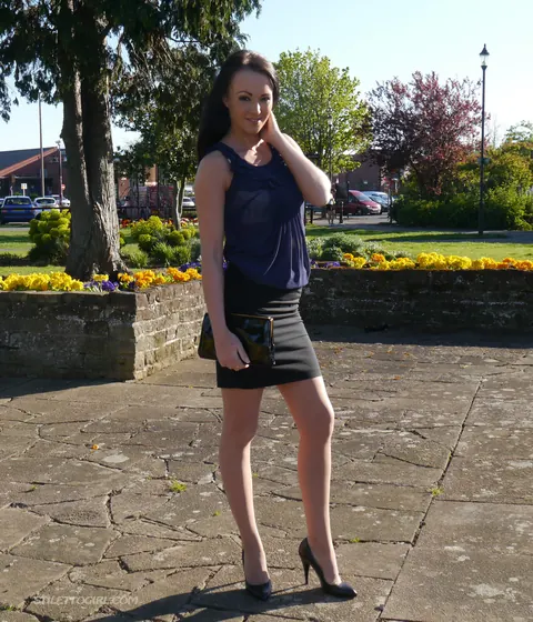 Brunette Adjusts Heels and Spreads Her Legs Outdoors – photo 6 of 16