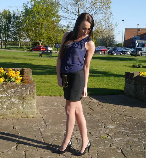 Brunette Adjusts Heels and Spreads Her Legs Outdoors – photo 10 of 16