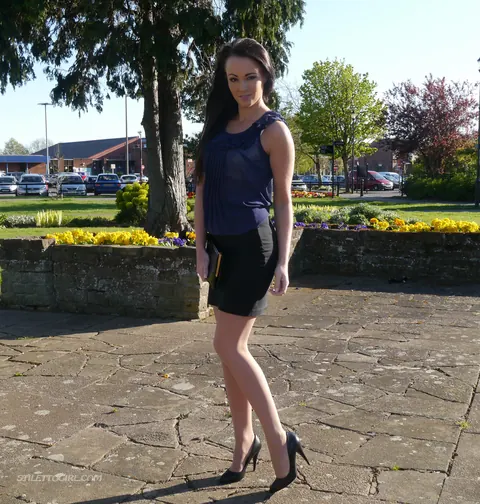 Brunette Adjusts Heels and Spreads Her Legs Outdoors – photo 7 of 16