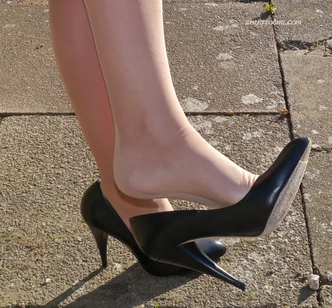 Brunette Adjusts Heels and Spreads Her Legs Outdoors – photo 2 of 16