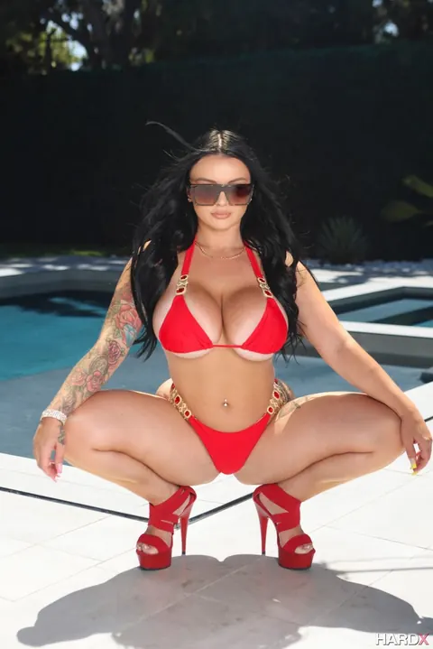 Savannah Bond: Oiled Australian Bombshells in Bikinis Share Cock by the Pool – photo 8 of 21