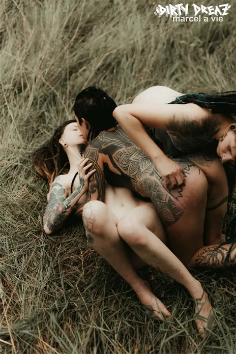 Three Tattooed Women Kiss and Lick Pussy Outdoors – photo 15 of 16
