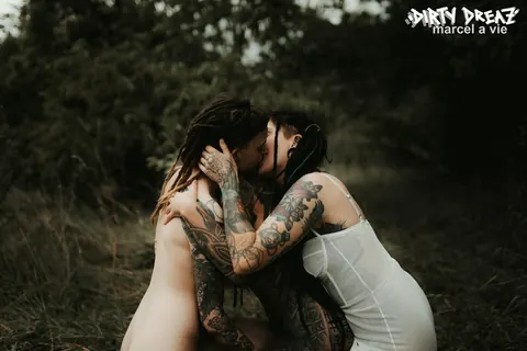 Three Tattooed Women Kiss and Lick Pussy Outdoors – photo 16 of 16