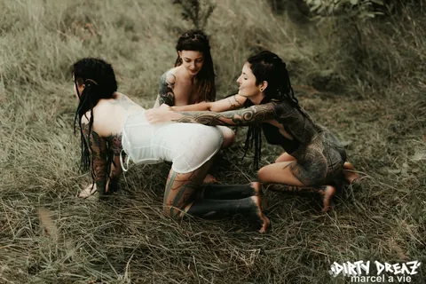 Three Tattooed Women Kiss and Lick Pussy Outdoors – photo 9 of 16