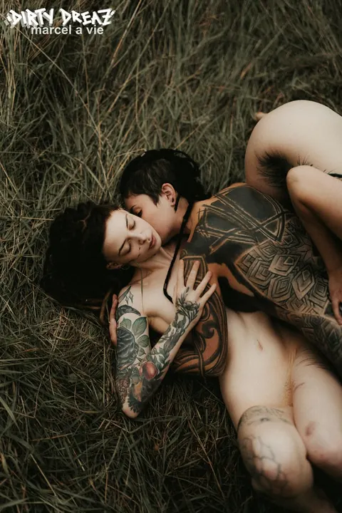 Three Tattooed Women Kiss and Lick Pussy Outdoors – photo 8 of 16