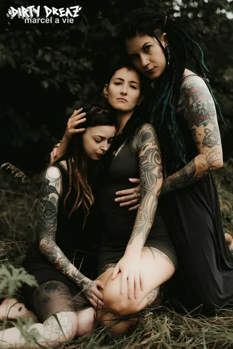 Three Tattooed Women Kiss and Lick Pussy Outdoors – photo 3 of 16
