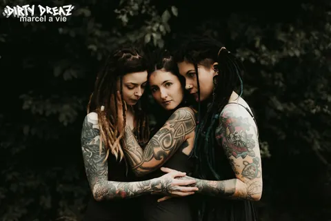 Three Tattooed Women Kiss and Lick Pussy Outdoors – photo 11 of 16