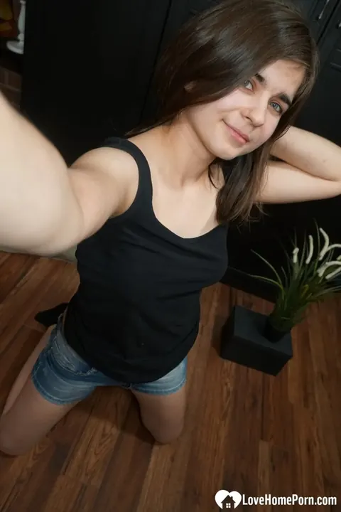 Amateur PAWG Spreads Wide in Nude Selfies – photo 15 of 20