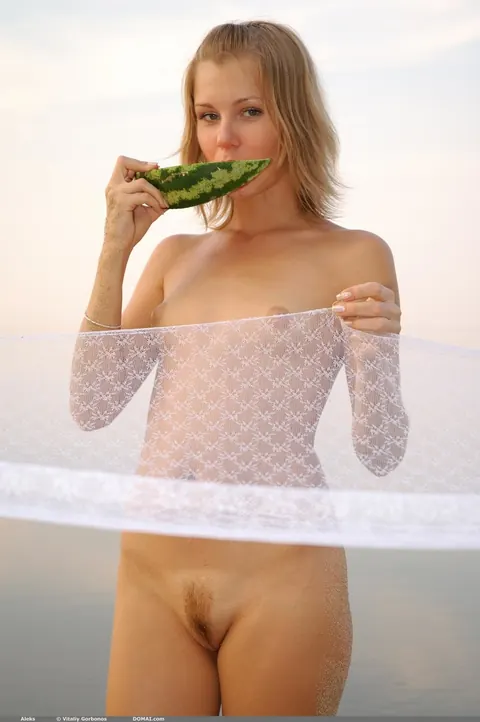 Skinny Blonde Spreads Her Trimmed Pussy on the Beach – photo 13 of 21