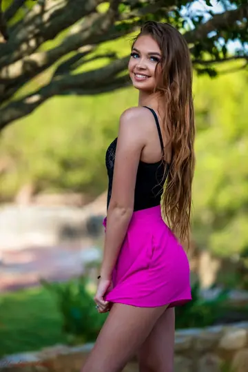 Tara King – Tall PAWG in a Bikini, Skirt and Heels Poses on a Garden Patio