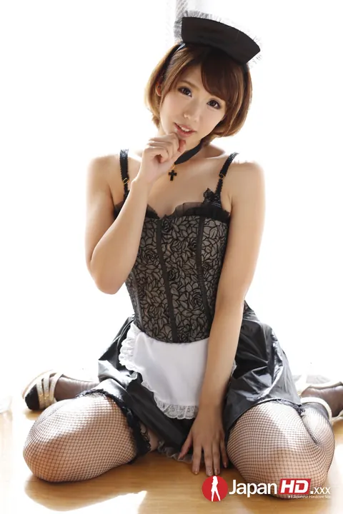 Seira Matsuoka: Japanese Woman Smiles and Poses in Her Maid Uniform – photo 4 of 21