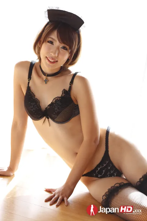 Seira Matsuoka: Japanese Woman Smiles and Poses in Her Maid Uniform – photo 9 of 21