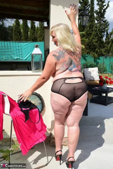 Curvy Blonde MILF in a Bikini Flaunts Her Big Tits and Huge Ass – photo 2 of 16
