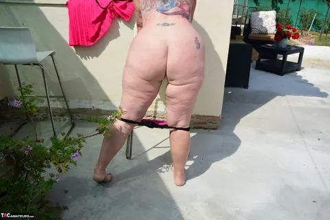 Curvy Blonde MILF in a Bikini Flaunts Her Big Tits and Huge Ass – photo 11 of 16